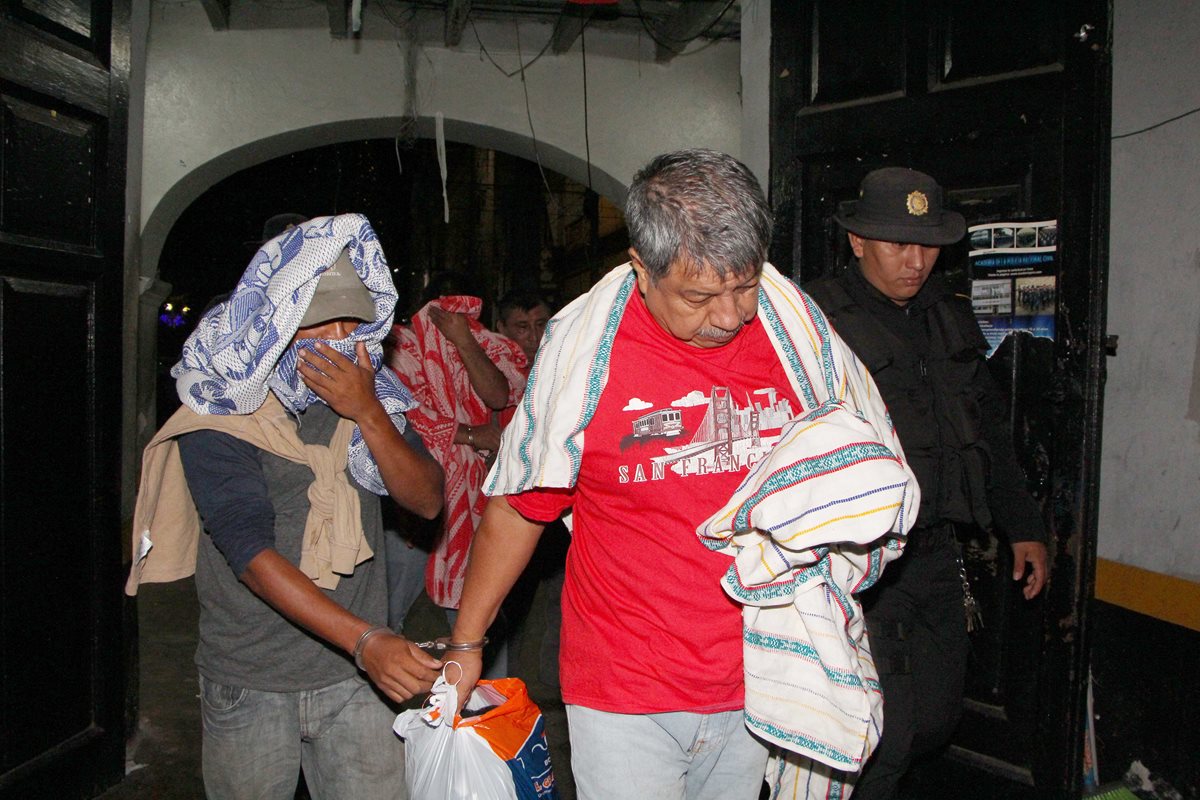 Los capturados son trasladados a la subestación de la PNC en Champerico, Retalhuleu. (Foto Prensa Libre: María José Longo)