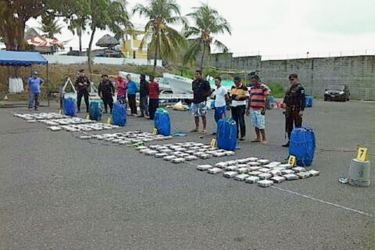 Las autoridades incautaron al menos 170 paquetes de droga, los cuales eran transportados en dos lanchas, en aguas del Pacífico. (Foto Prensa Libre: PNC)