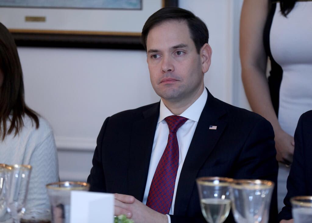 Marco Rubio, el 22 de febrero de este año, cuando cenó con una delegación presidida por Jimmy Morales. (Foto Prensa Libre: Hemeroteca PL)