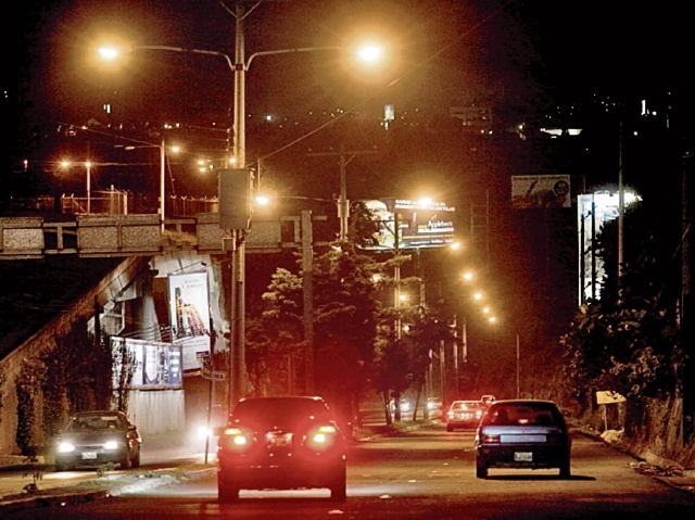 Cada municipalidad cobra de forma diferente el servicio de alumbrado público. (Foto Prensa Libre: Óscar Estrada)