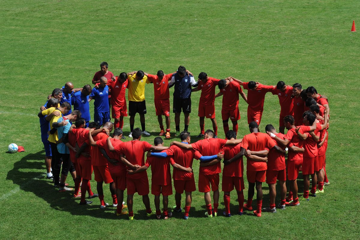 Municipal dio inicio a su entrenamiento con la tradicional oración. (Foto Prensa Libre: Óscar Felipe)