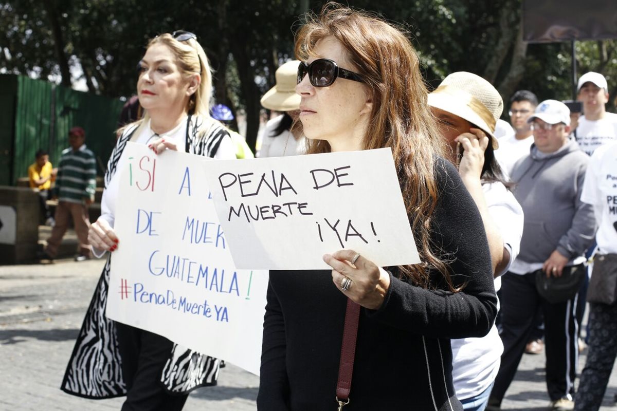 Guatemaltecos caminaron para demandar la aplicación de la pena de muerte contra delincuentes. (Foto: Paulo Raquec)