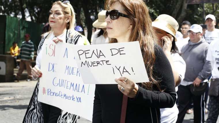Guatemaltecos caminaron para demandar la aplicación de la pena de muerte contra delincuentes. (Foto: Paulo Raquec)