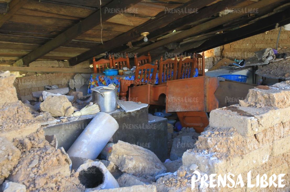 Varias vivienda sufrieron daños severos en la aldea Aldea Sujchay, Tacaná San Marcos. (Foto Prensa Libre: Álvaro Interiano)