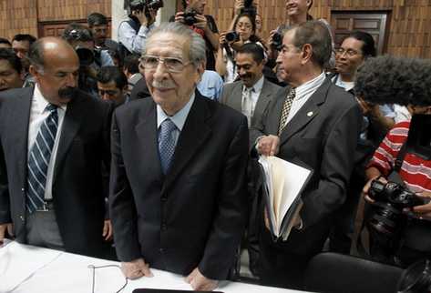 El ex jefe de Estado estuvo acompañado de sus equipo de abogados en la audiencia de sentencia. (Foto Prensa Libre: Oscar Rivas)