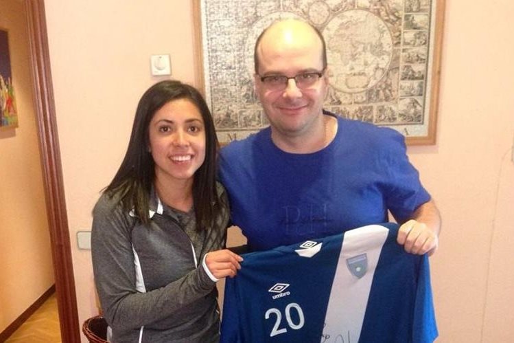 La legionaria guatemalteca Ana Lucía Martínez entregó a Mister Chip la camisola autografiada por Ruiz. (Foto Prensa Libre: Hemeroteca PL)