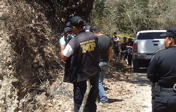Investigadores reúnen indicios en el lugar donde localizado el cadáver del empresario, en Ipala. (Foto Prensa Libre: Mario Morales).