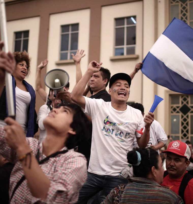 Miles de nicaragüenses que viven en Costa Rica protestaron en apoyo a su pueblo. (Foto Prensa Libre: EFE)