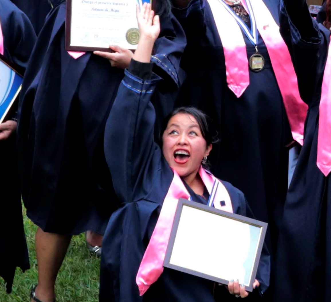 Una de las 25 mujeres que se graduaron muestra su reconocimiento (Foto Prensa Libre: Eduardo Sam Chun)