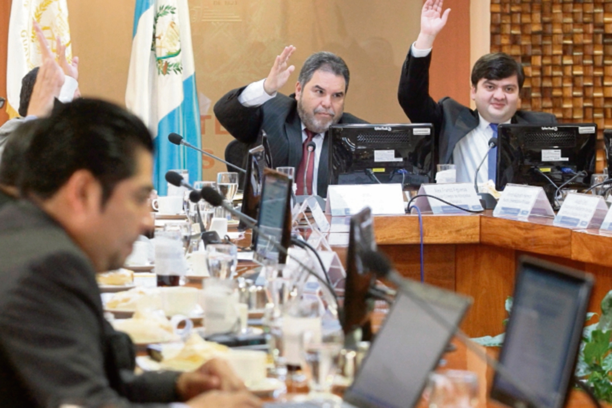 Los comisionados programaron ayer tres sesiones para finalizar selección de directores. (Foto Prensa Libre: Álvaro Interiano)