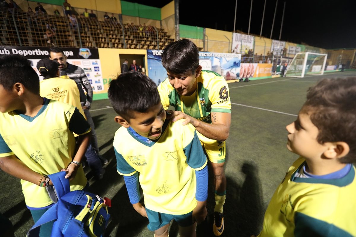Los niños aprovecharon para pedir autógrafos a los jugadores de Petapa. (Foto Prensa Libre: Edwin Fajardo)