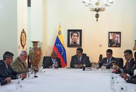 El presidente de Venezuela Nicolás Maduro (C) dialoga con miembros de la oposición. (Foto Prensa Libre: AFP).
