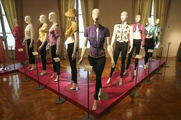 Pertenencias personales de la diseñadora de moda italiana Elsa Schiaparelli se subastaron en París.  La venta reunió ropa y otros artículos facilitados por la actriz Marisa Berenson, nieta de Elsa Schiaparelli. (Foto Prensa Libre: AP)