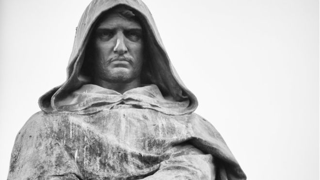 Hoy en día una estatua homenajea en Roma el lugar donde Giordano Bruno fue quemado vivo hace más de cuatro siglos. GETTY IMAGES