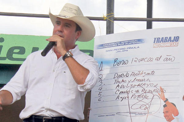 Pese a la suspensión de partido y a que aún no hay convocatoria a elecciones, el precandidato Alejandro Sinibaldi, ofrecía, el 22 de enero último,  un bono mensual, agua potable, fertilizante gratis, vivienda y atención a ancianos, en San Luis Jilotepeque, Jalapa.