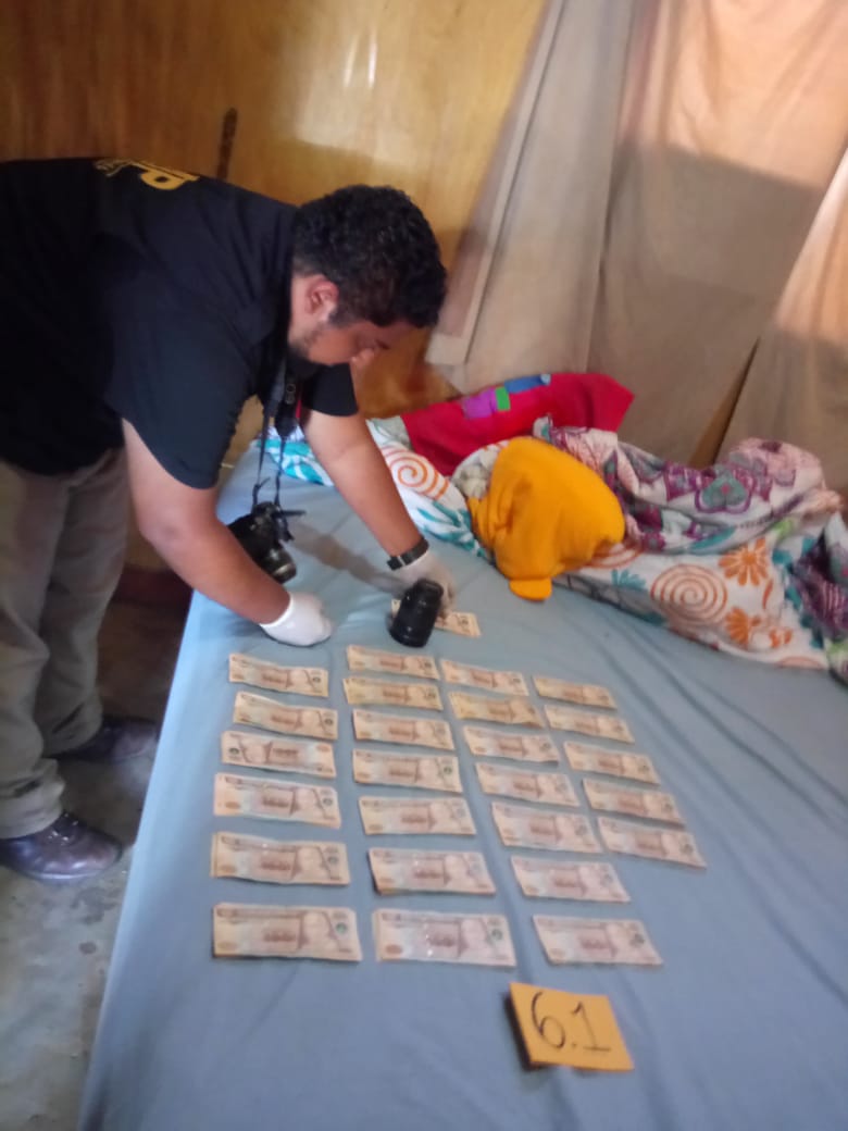 Autoridades incautaron Q25 mil en una vivienda en Santa Elena, Petén. (Foto Prensa Libre: PNC)