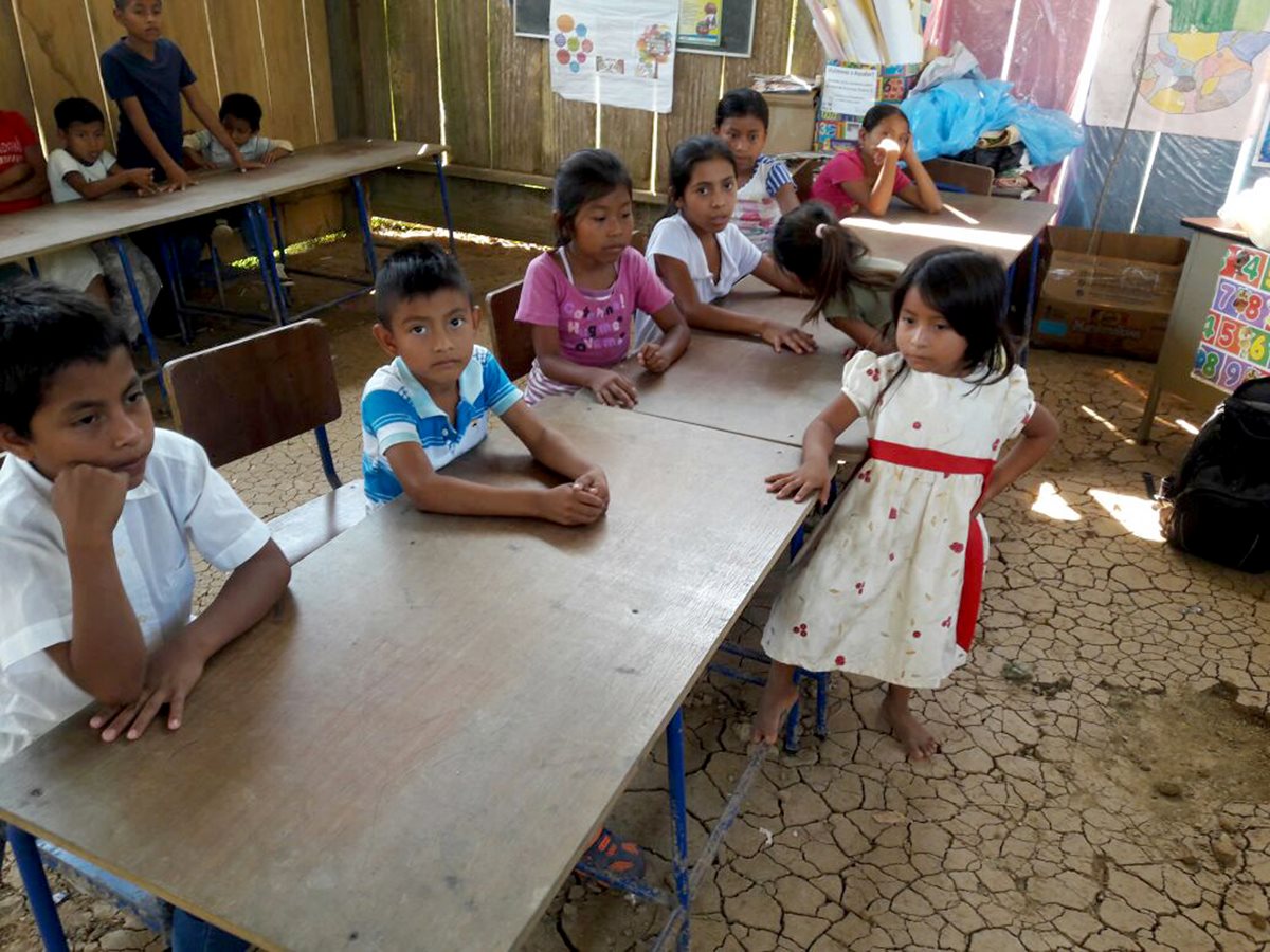 Estudiantes de la Escuela Rural de San Antonio Ceibal, Puerto Barrios, reciben clases en salones de piso de tierra. (Foto Prensa Libre: Dony Stewart).
