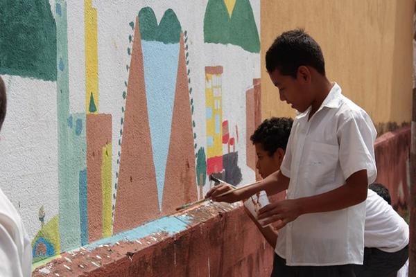 Uno de los estudiantes que participó en la elaboración del mural en Chiquimula. (Foto Prensa Libre: Edwin Paxtor)<br _mce_bogus="1"/>