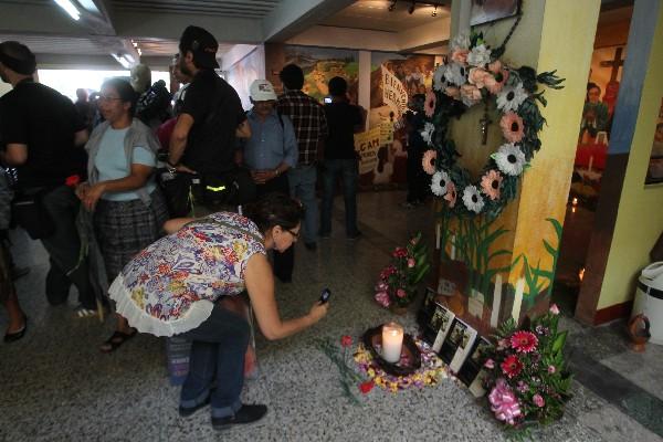 Fieles colocan claveles en el lugar donde fue hallado el cadáver de monseñor Juan José Gerardi.