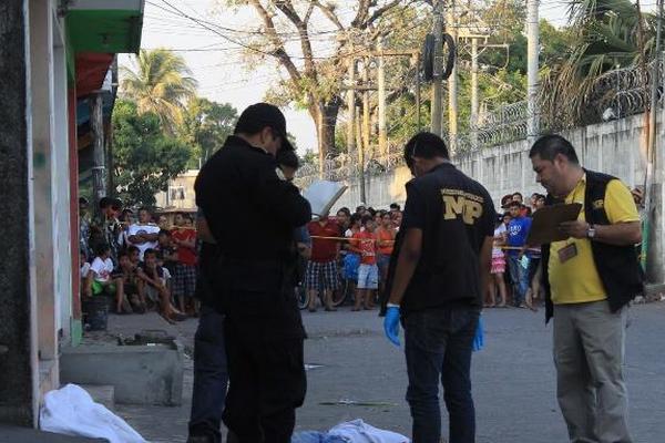 Un guardia de seguridad fue asesinado este viernes en un sector del Puerto San José, en Escuintla. (Foto Prensa Libre: Enrique Paredes)