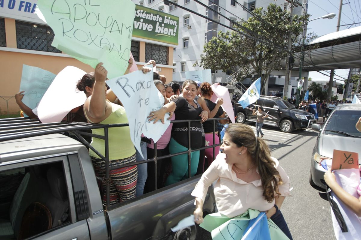 Un grupo de personas llegó al Centro Médico para demostrar su apoyo a la exvicepresidenta Roxana Baldetti. (Foto Prensa Libre: Estuardo Paredes)