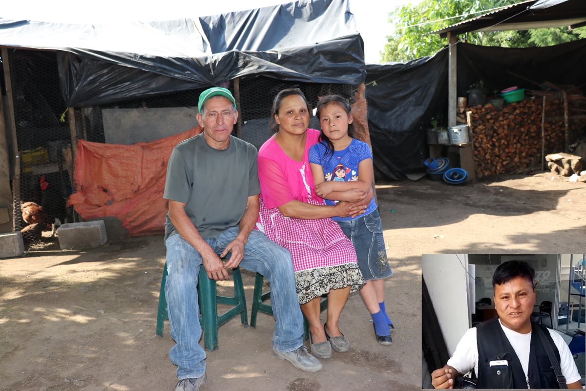 Los padres de Pedro Perebal, el joven políglota (inserto), y una sobrina. (Foto Prensa Libre: Héctor Cordero)