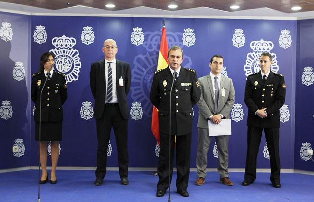 El comisario jefe de la Brigada de Investigación Tecnológica de la Policía Nacional, Rafael Pérez junto a miembros de la Interpol y Europol, al anunciar la desarticulación de la red. (Foto Prensa Libre: EFE)