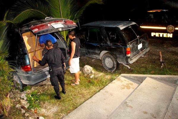 Agentes policiales revisan los vehículos que transportaban cigarrillos de contrabando en Petén. (Foto Prensa Libre: Rigoberto Escobar).?