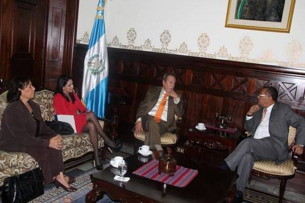 Vinicio Cerezo fue recibido por el presidente del Congreso, Arístides Crespo. (Foto Prensa Libre: Congreso)