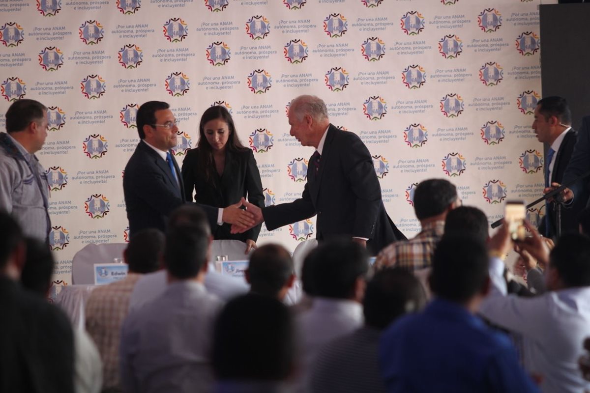 El alcalde Álvaro Arzú saluda al presidente Jimmy Morales en la reunión de alcaldes en Infom. (Foto Prensa Libre: Erick Avila)