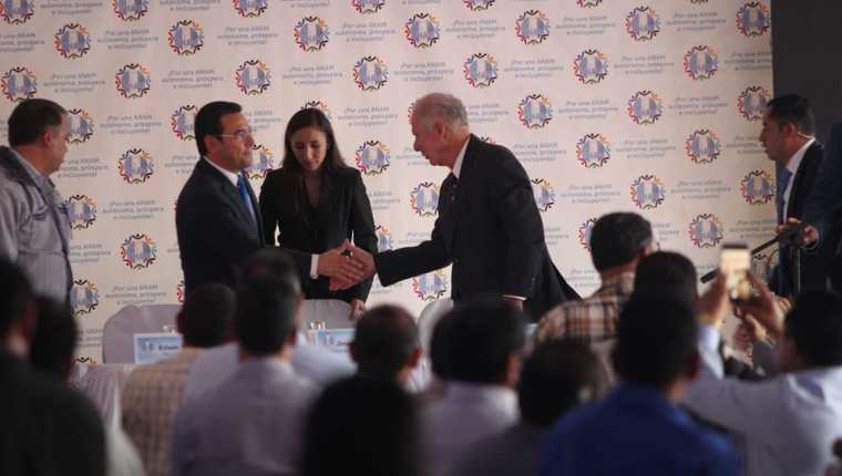 El alcalde Álvaro Arzú saluda al presidente Jimmy Morales en la reunión de alcaldes en Infom. (Foto Prensa Libre: Erick Avila)