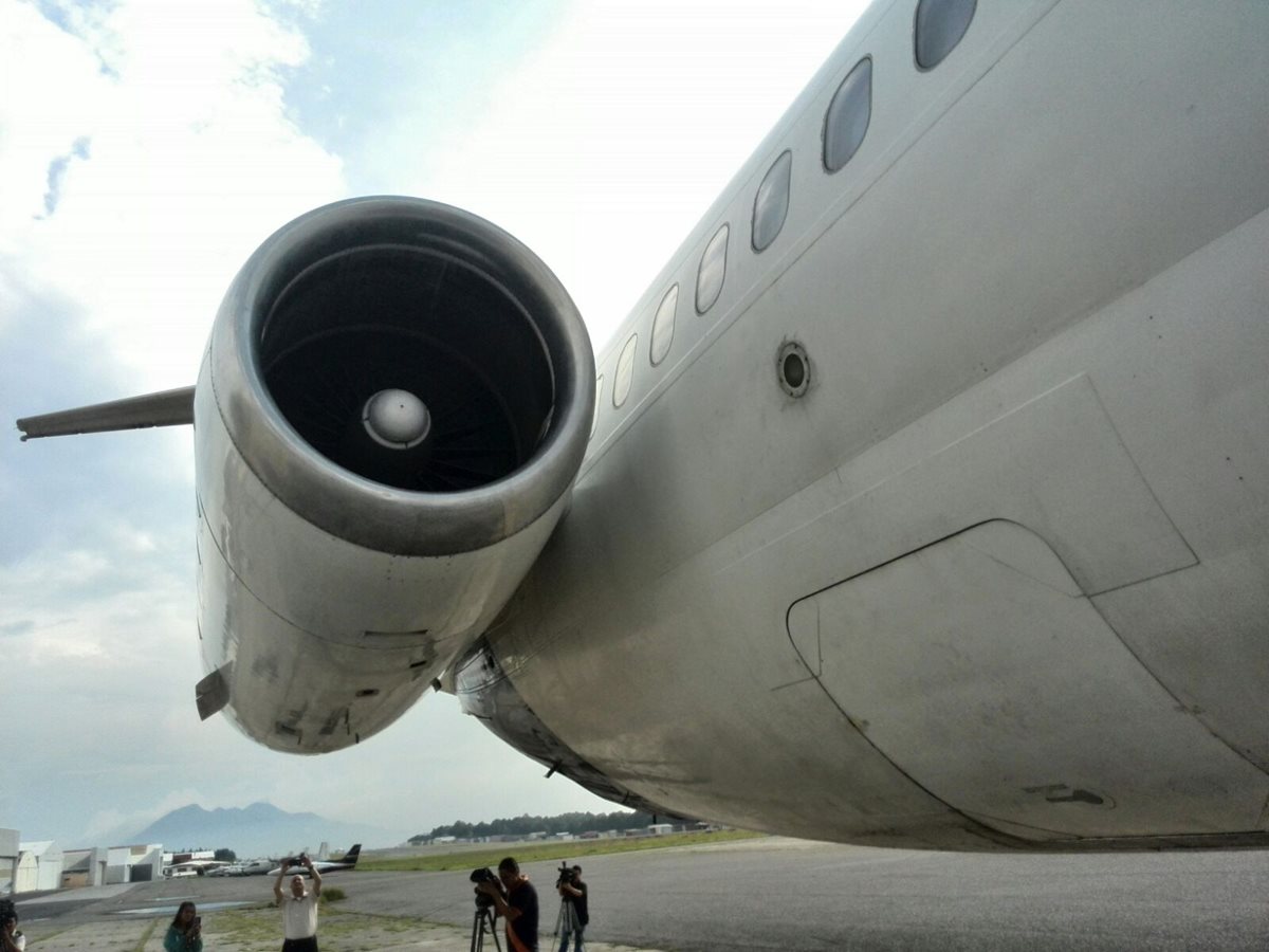 Un avión de la empresa World Atlantic Airlines perdió uno de los motores y aterrizo de emergencia en el aeropuerto La Aurora. (Foto Prensa Libre: E. Paredes)