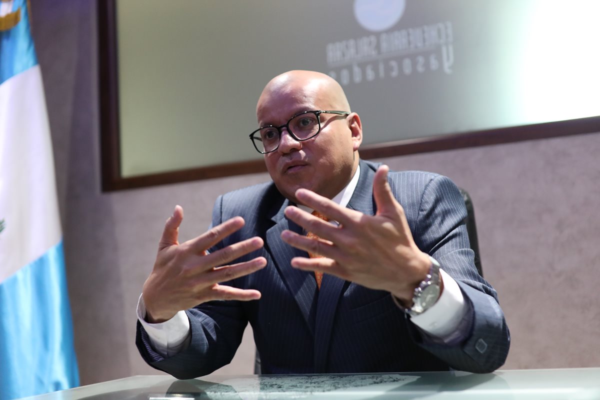 Carlos Echeverria  uno de los 6 candidatos a Contralor General de Cuentas. (Foto Prensa Libre: Carlos Hernández Ovalle)