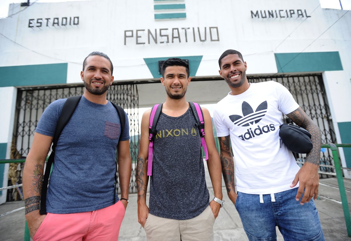 Los costarricenses Adrián de Lemos, José Mena y Allan Miranda son los jugadores que Antigua GFC busca nacionalizar. (Foto Prensa Libre: Francisco Sánchez)