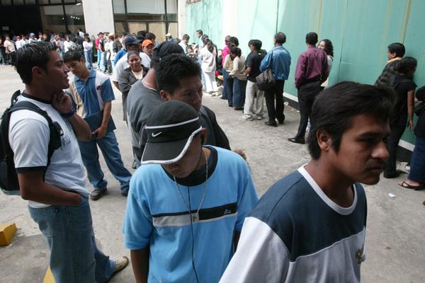 Cientos de personas hacen fila para obtener una constancia de carencia de antecedentes penales en la zona 9. (Foto Prensa Libre: Archivo)<br _mce_bogus="1"/>