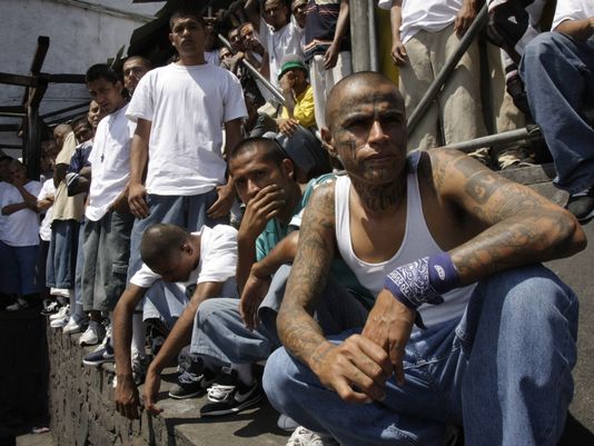 El traslado de peligrosos pandilleros a una cárcel de máxima seguridad ocasionó el enfado de ambas pandillas. (Foto Prensa Libre: AP).