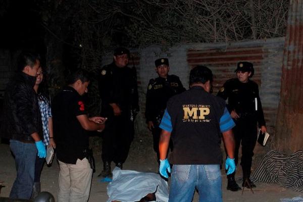 El cadáver de un estilista fue localizado en un sector de la zona 3 de Chimaltenango. (Foto Prensa Libre: Víctor Chamalé)<br _mce_bogus="1"/>