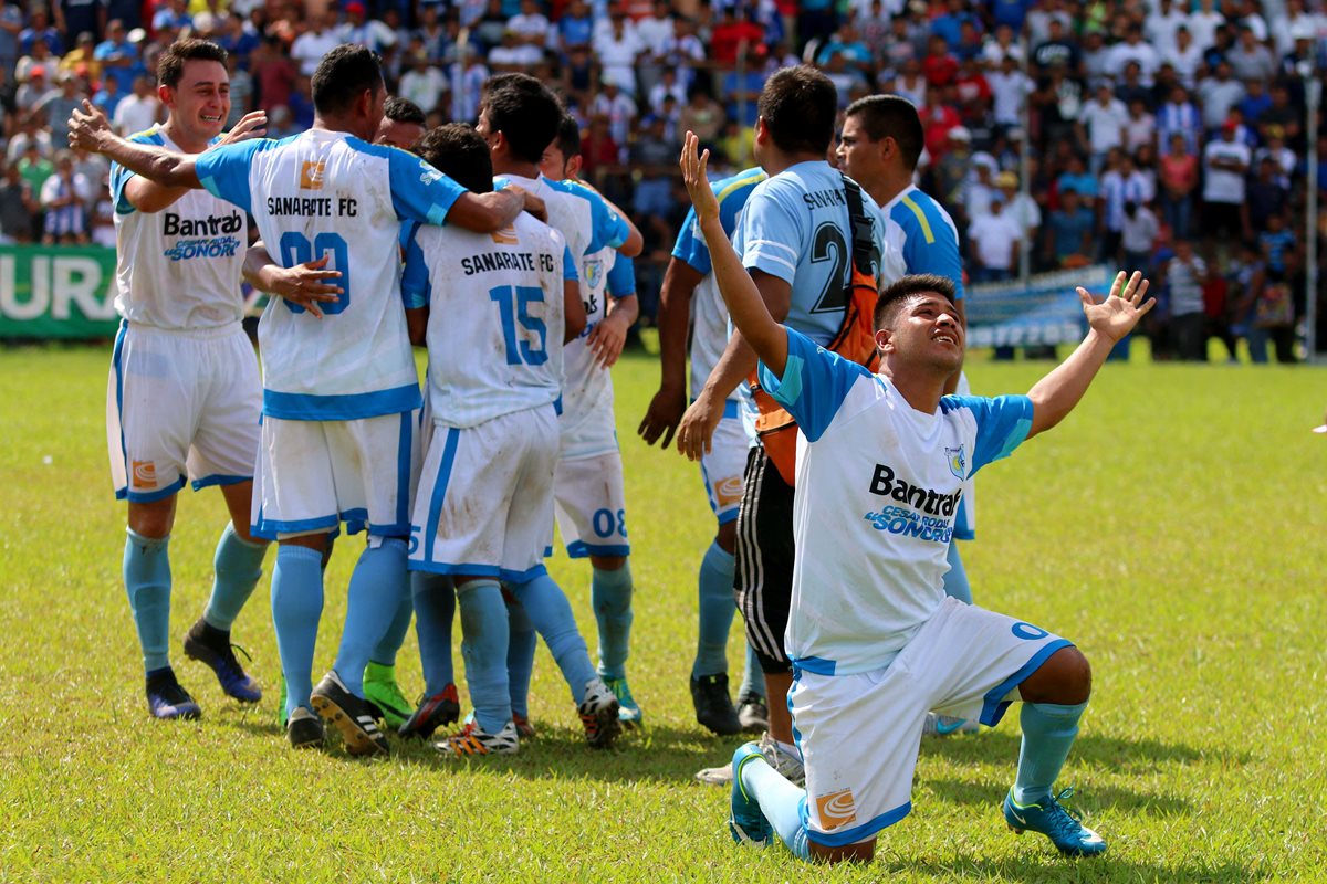 Jugadores de Sanarate celebran en el estadio Óscar Monterroso el empate 0-0 contra Deportivo Reu, que le dio el pase a la final del Apertura 2016. (Foto Prensa Libre: Rolando Miranda)