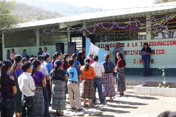 Estudiantes  participan en  inauguración  del Instituto Nacional  de  Educación  Básica.