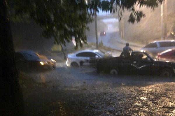 Vehículos circulan en un tramo anegado del bulevar El Naranjo, Mixco. (Foto: @EcedanLiac)