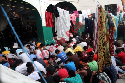 Agentes de  la policía nacional civil (PNC) y  Ministerio Público ingresaron a la cárcel  preventiva  para hombres. (Foto Prensa Libre: Rolando Miranda)
