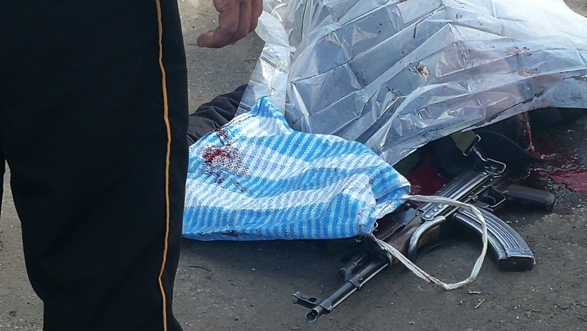 Un fusil ha quedado cerca de uno de los cuerpos de los guardias del Sistema Penitenciario.