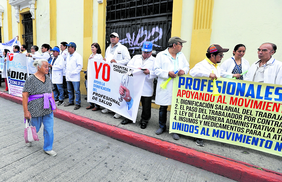 Los médicos piden dignificación salarial, y el Tribunal de Honor del Colegio de Médicos y Cirujanos apoyan sus peticiones. (Foto Prensa Libre: Hemeroteca PL)