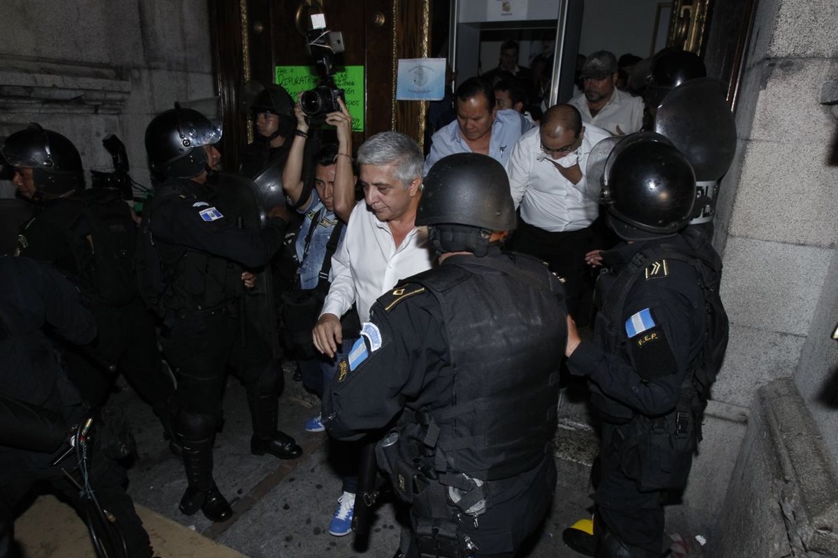 Diputados de FCN salen por la novena avenida.