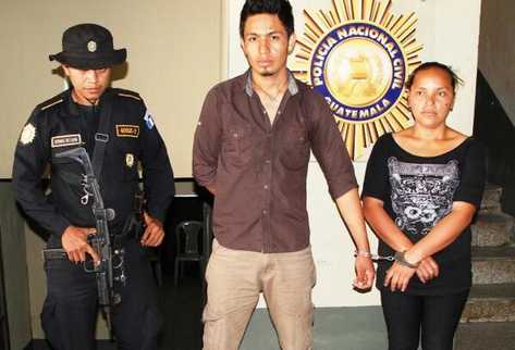 PNC consignó a la pareja de supuestos secuestradores. (Foto Prensa Libre: PNC)