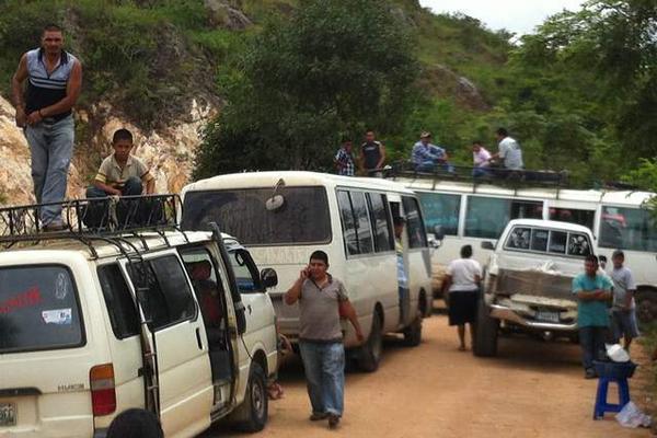 Vehículos permanecen varados debido al bloqueo de la ruta entre el área urbana y comunidades de Ipala. (Foto Prensa Libre: Edwin Paxtor)  <br _mce_bogus="1"/>