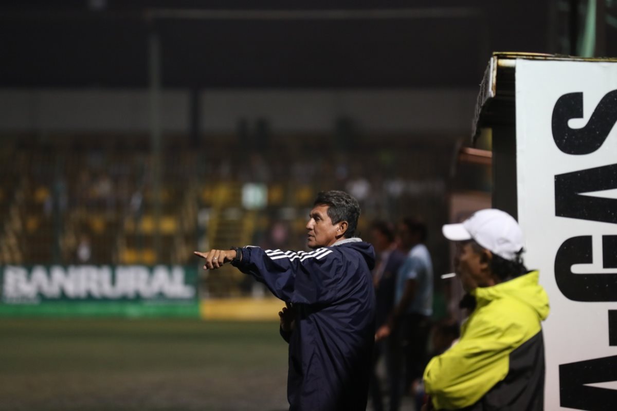 Francisco Melgar, entrenador de Iztapa, se llevó un punto valioso en el Julio Cóbar. (Foto Prensa Libre: Edwin Fajardo)