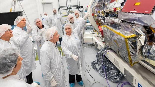Eugene Parker, de 91 años, profesor emérito de la Universidad de Chicago, visitó a los ingenieros del Laboratorio de Física Aplicada de la Universidad John Hopkins para ver la sonda que lleva su nombre. (NASA)
