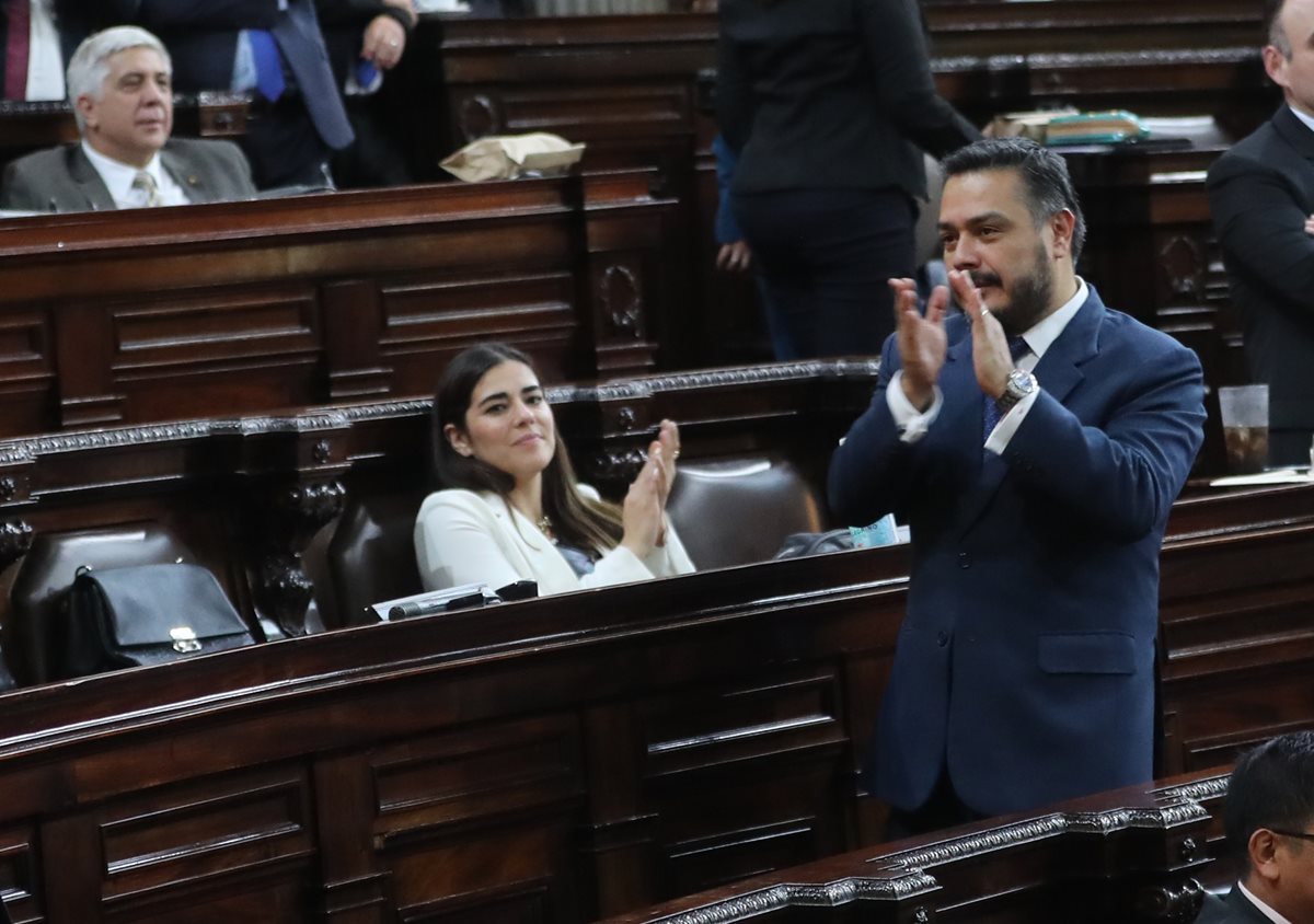 Patricia Sandoval y Javier Hernández aplauden al escuchar que Alvaro Arzú Escobar, fue ratificado como presidente del Congreso.