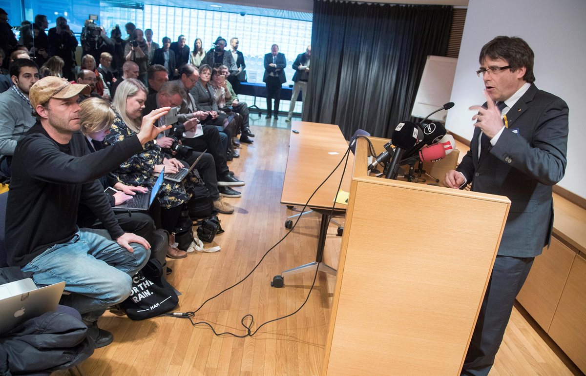 Carles Puigdemont (d) se dirige a los medios durante su visita a la capital finlandesa. (Foto Prensa Libre:EFE).